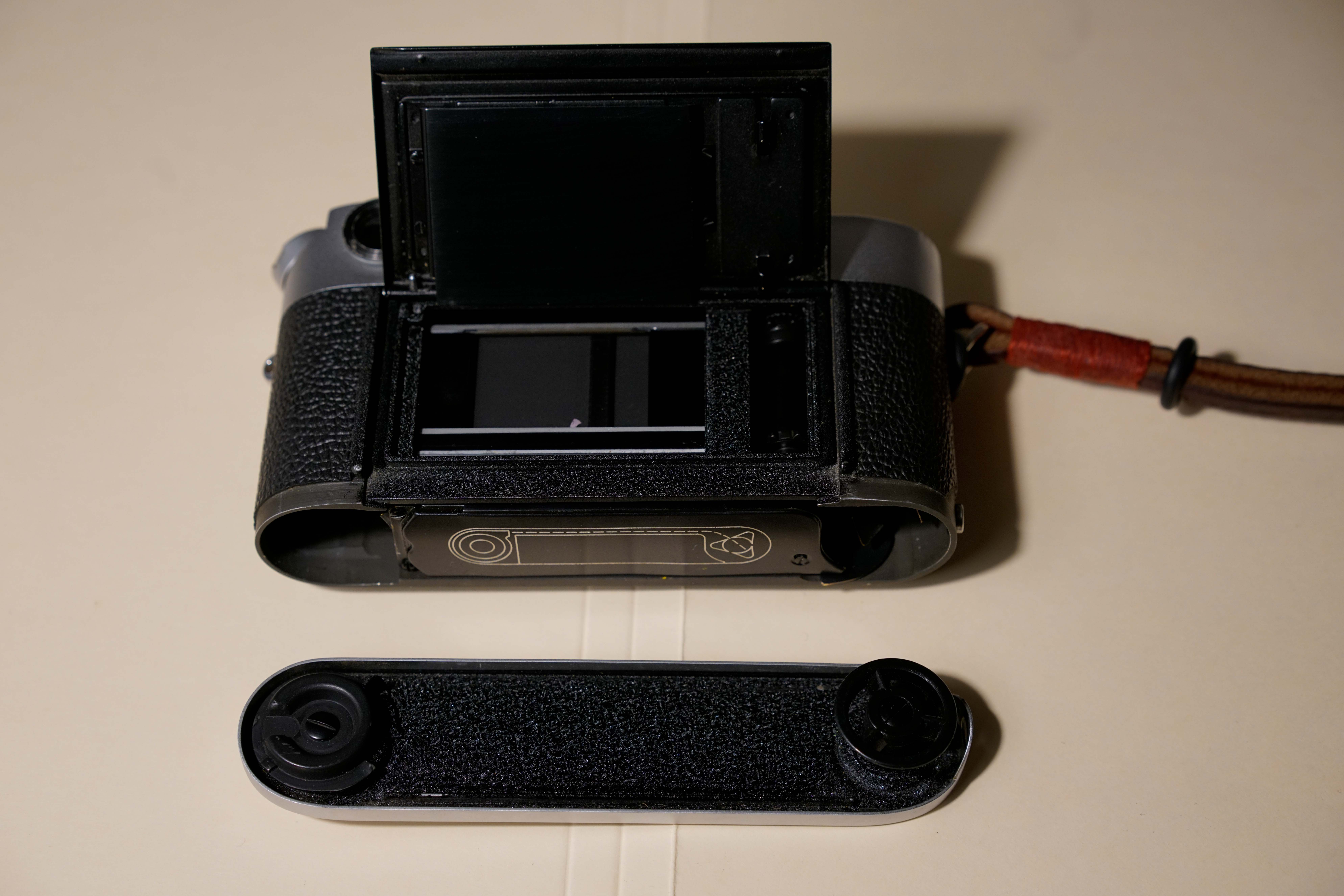 M4底盖翻开，内置快速上片轴