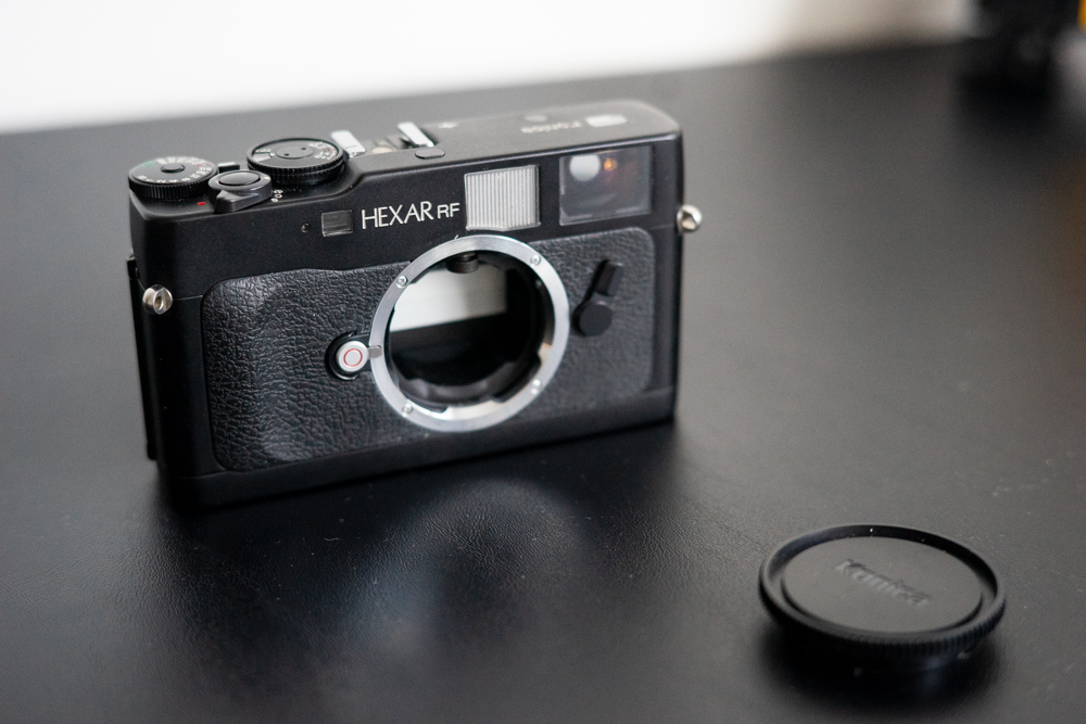 ↑KM卡口，可以看到里面的纵走式金属快门和白色反光部分用来测光