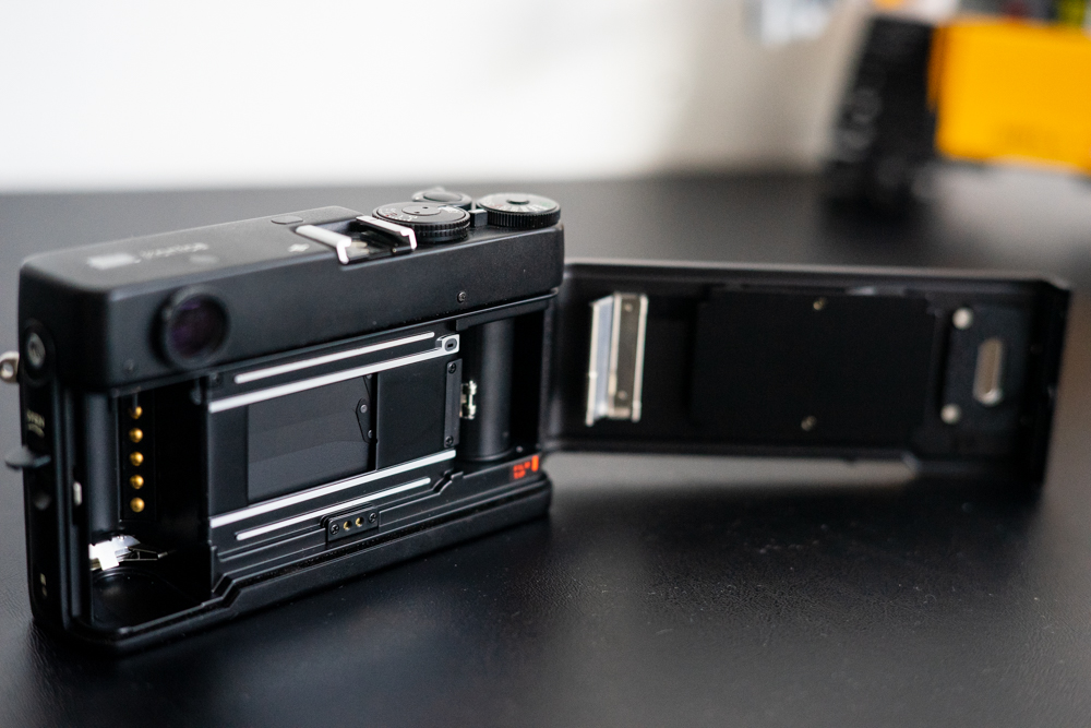 ↑从侧面开关打开胶片舱盖