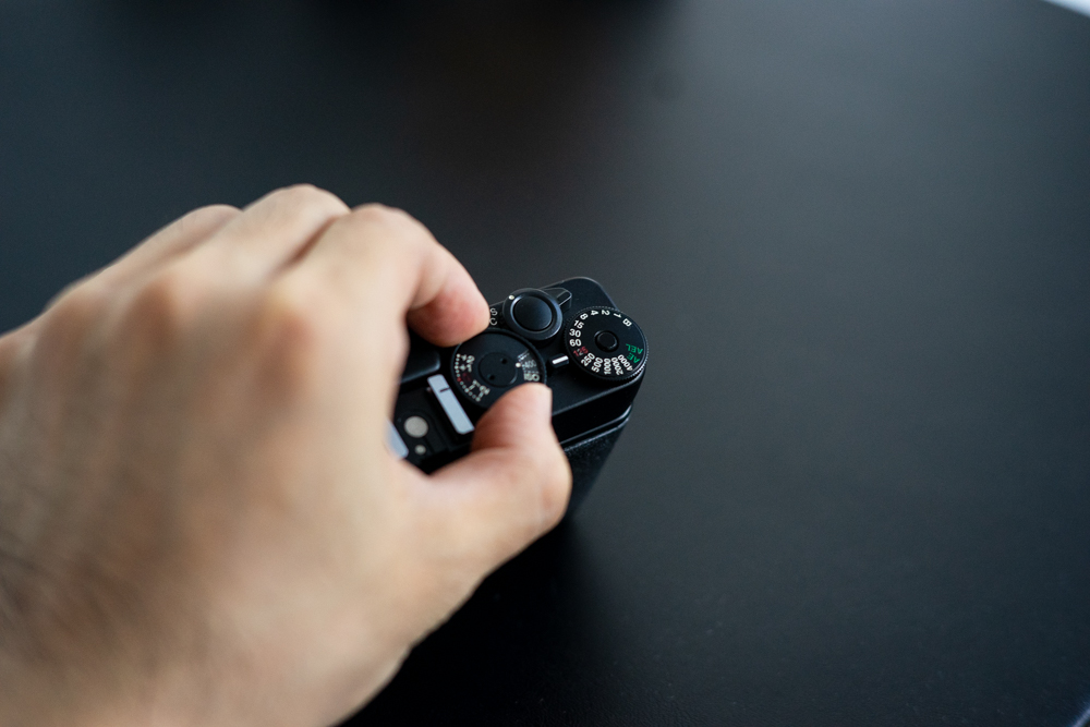 ↑提起外环可手动调节ISO，现在的X100V和X-pro 3也是这样的设计