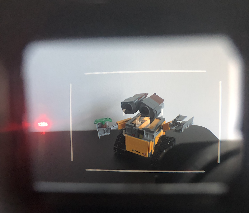 ↑左边是快门速度，35mm/135mm框线如图所示，中心黄斑还是比较明显的