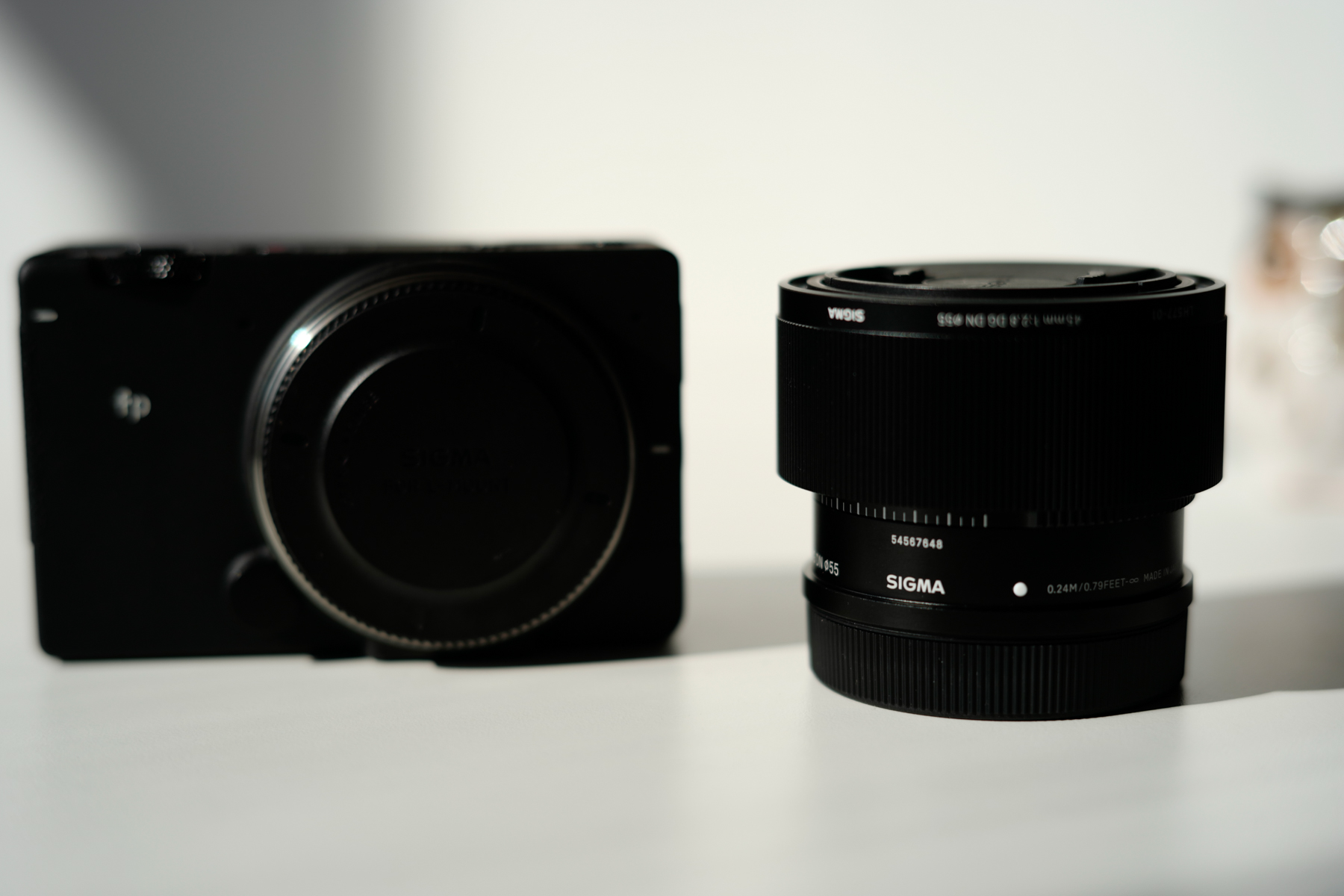 ↑套头是小巧的Contemporary系列45mm f/2.8 DG DN
