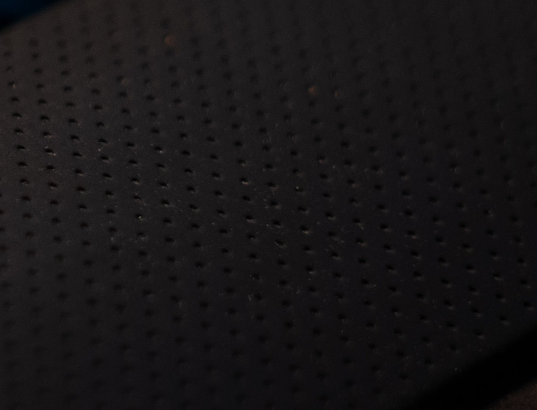 ↑键盘托的凹槽内灰尘清晰可见