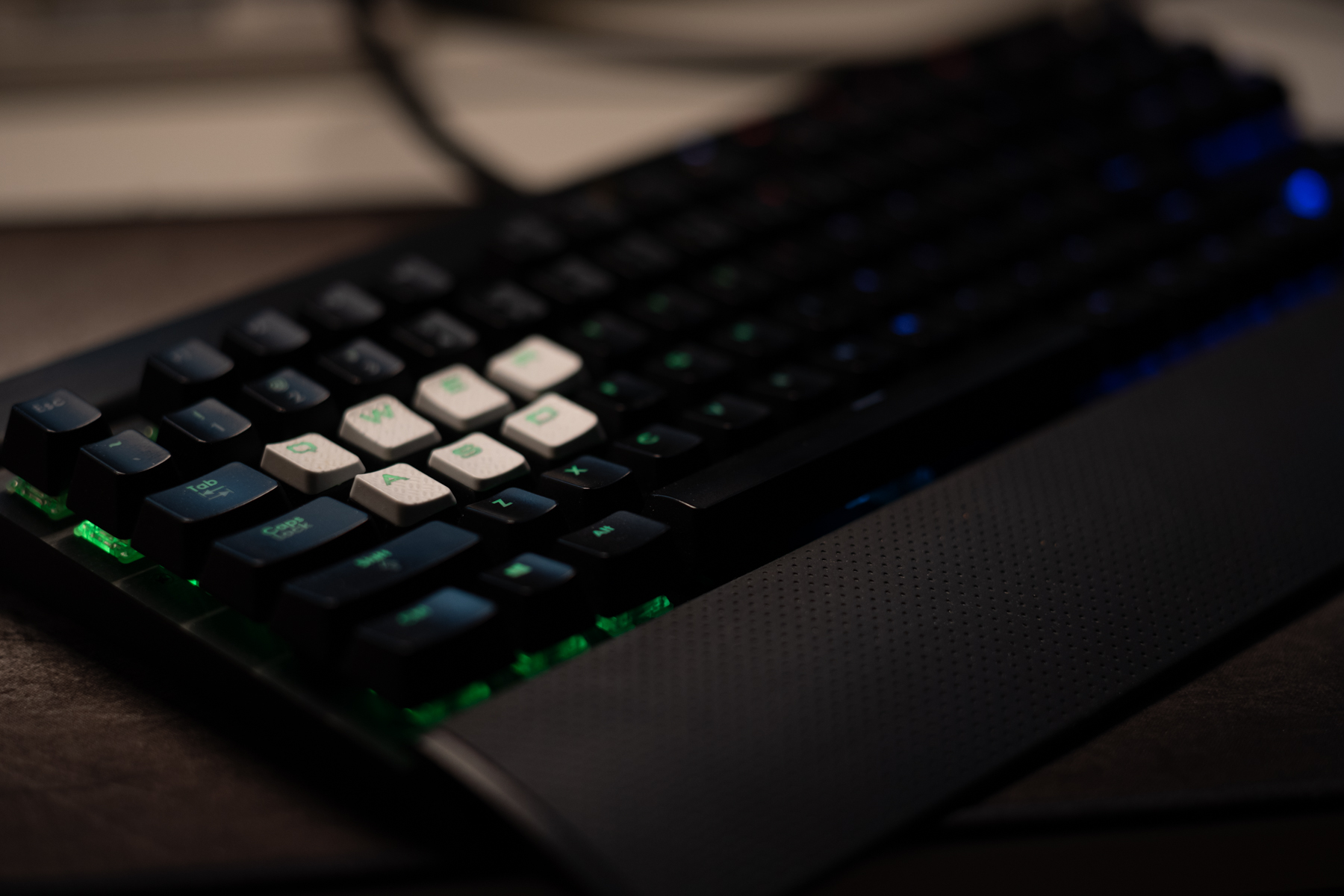 ↑光圈2.0，接近最近对焦距离0.7米，景深很浅