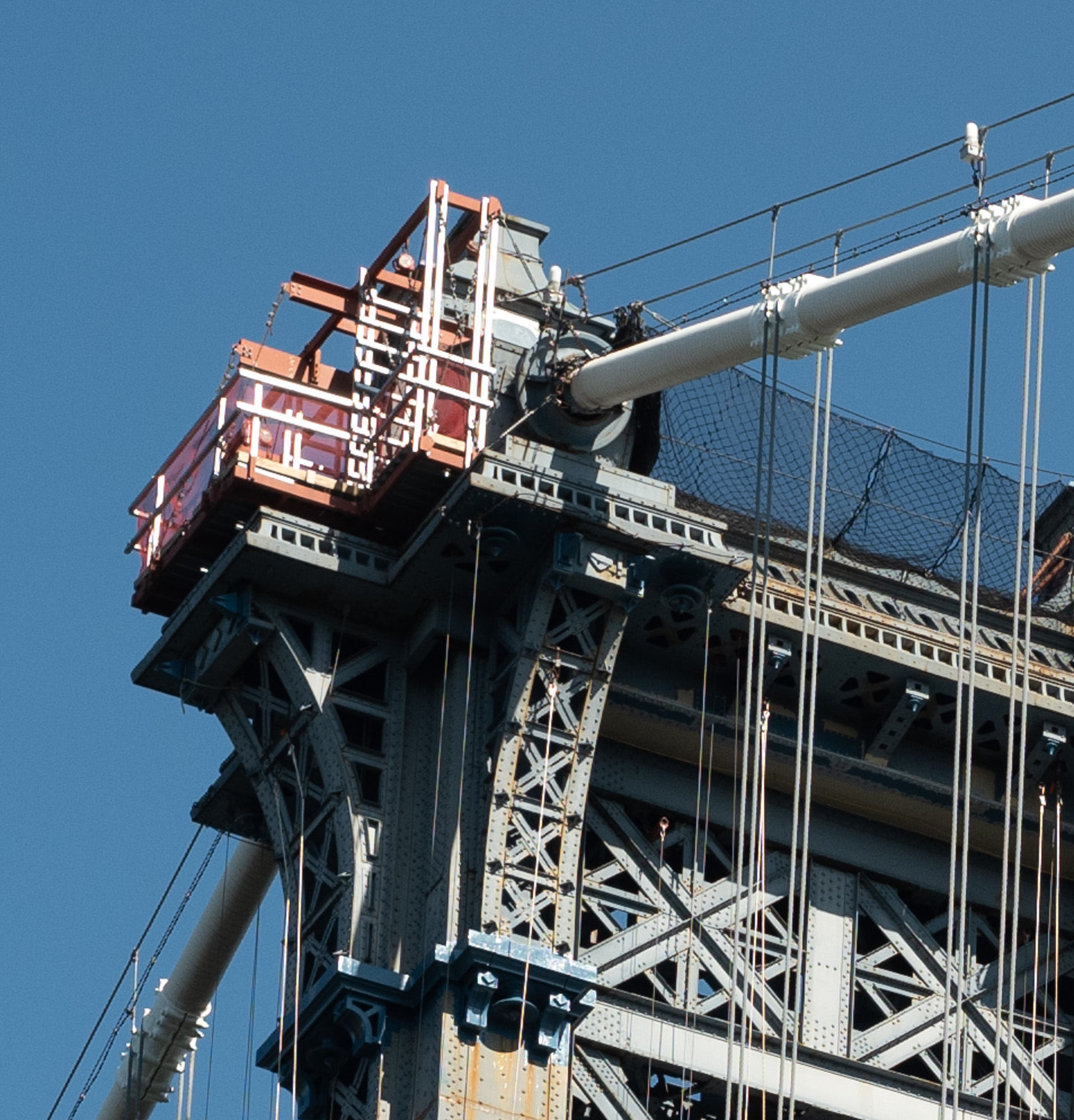 ↑中部偏上的桥顶，反光部分很清晰