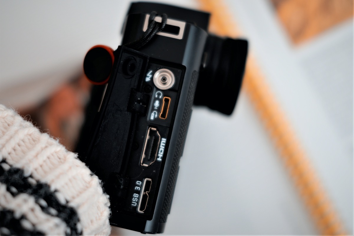 ↑全尺寸HDMI接口好评，但麦克风和耳机接口需要额外付费买专用转接头差评