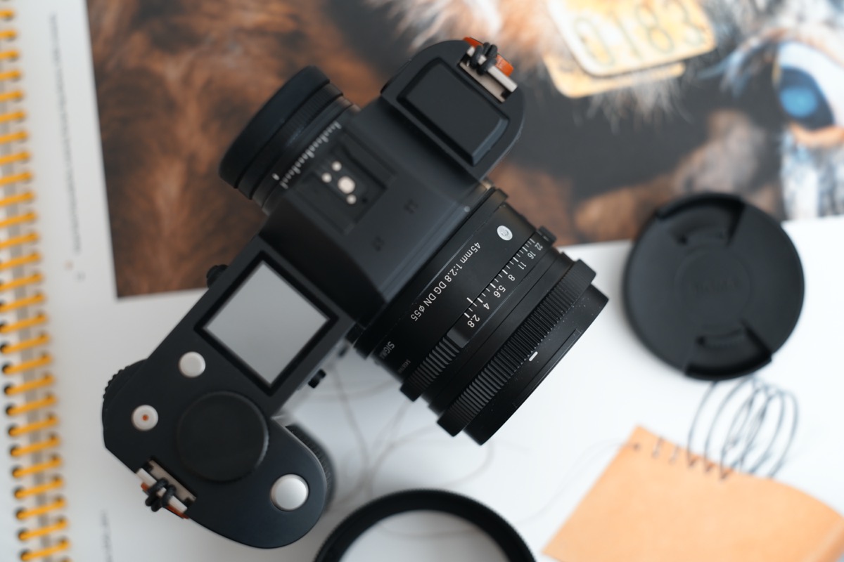 ↑适马的这支45定非常短小，毕竟最大光圈只有2.8