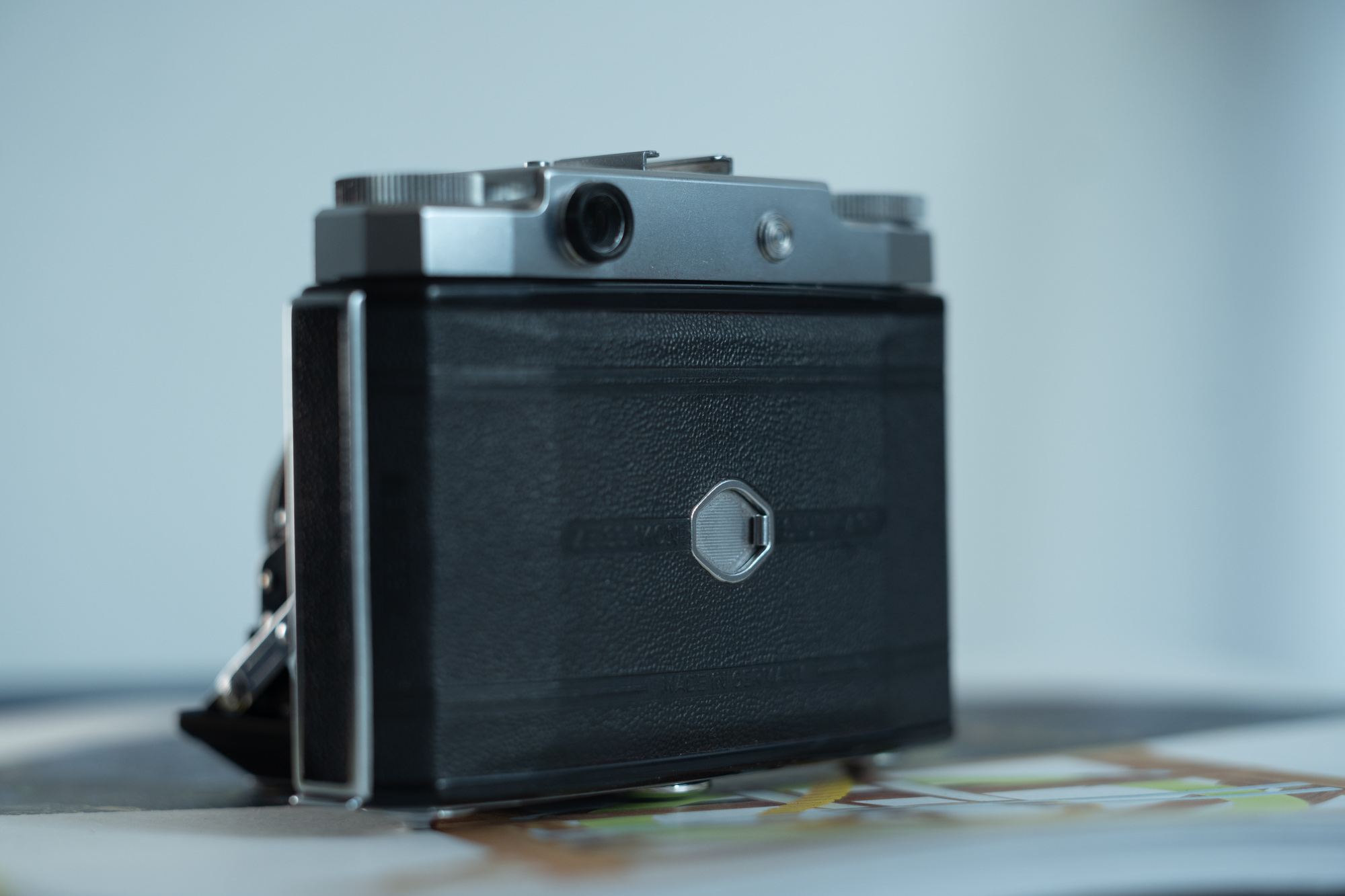 ↑背部，很小的圆形取景窗，黄斑重影较暗，对焦体验不好，金属边框还很锋利，我的眼镜镜片上因此多出来了很多划痕，差评！