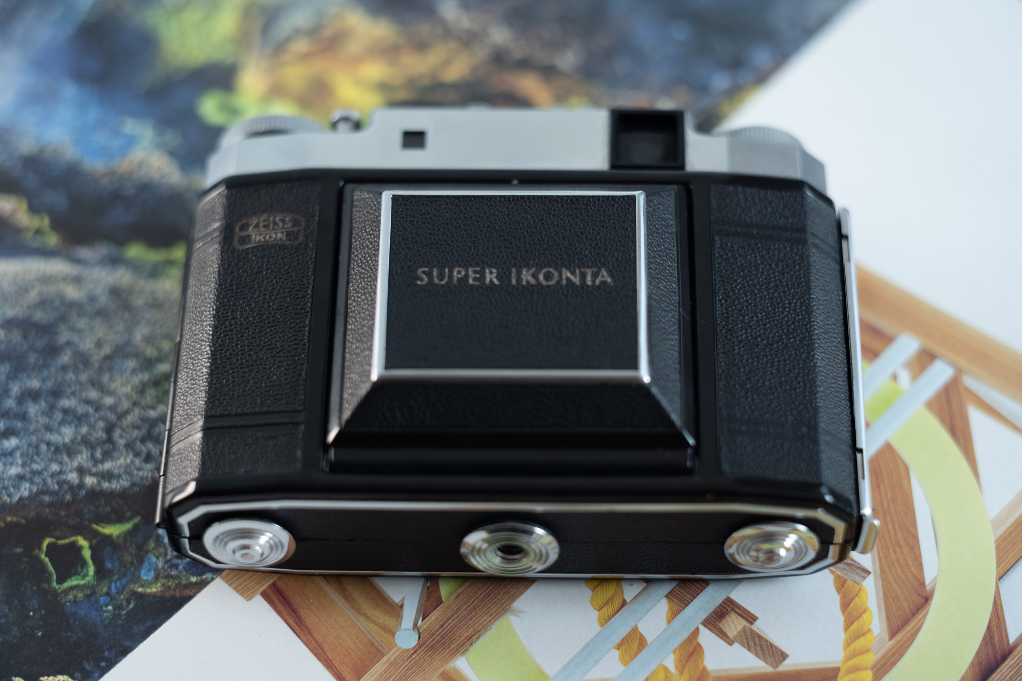 ↑从皮套里取出机身，闭合时是无法立起来的