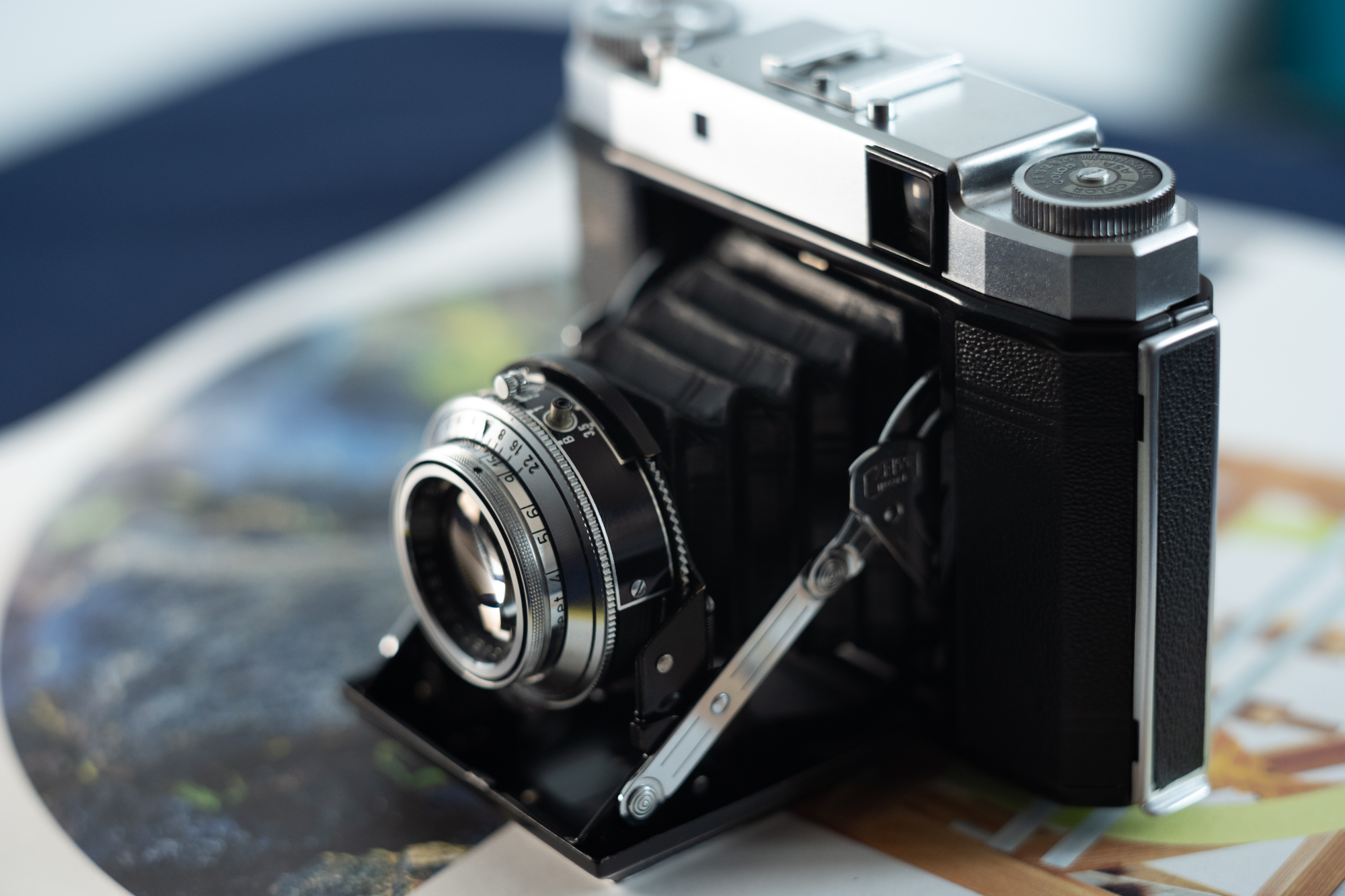 ↑换个角度，可以看到快门上的闪光灯接口