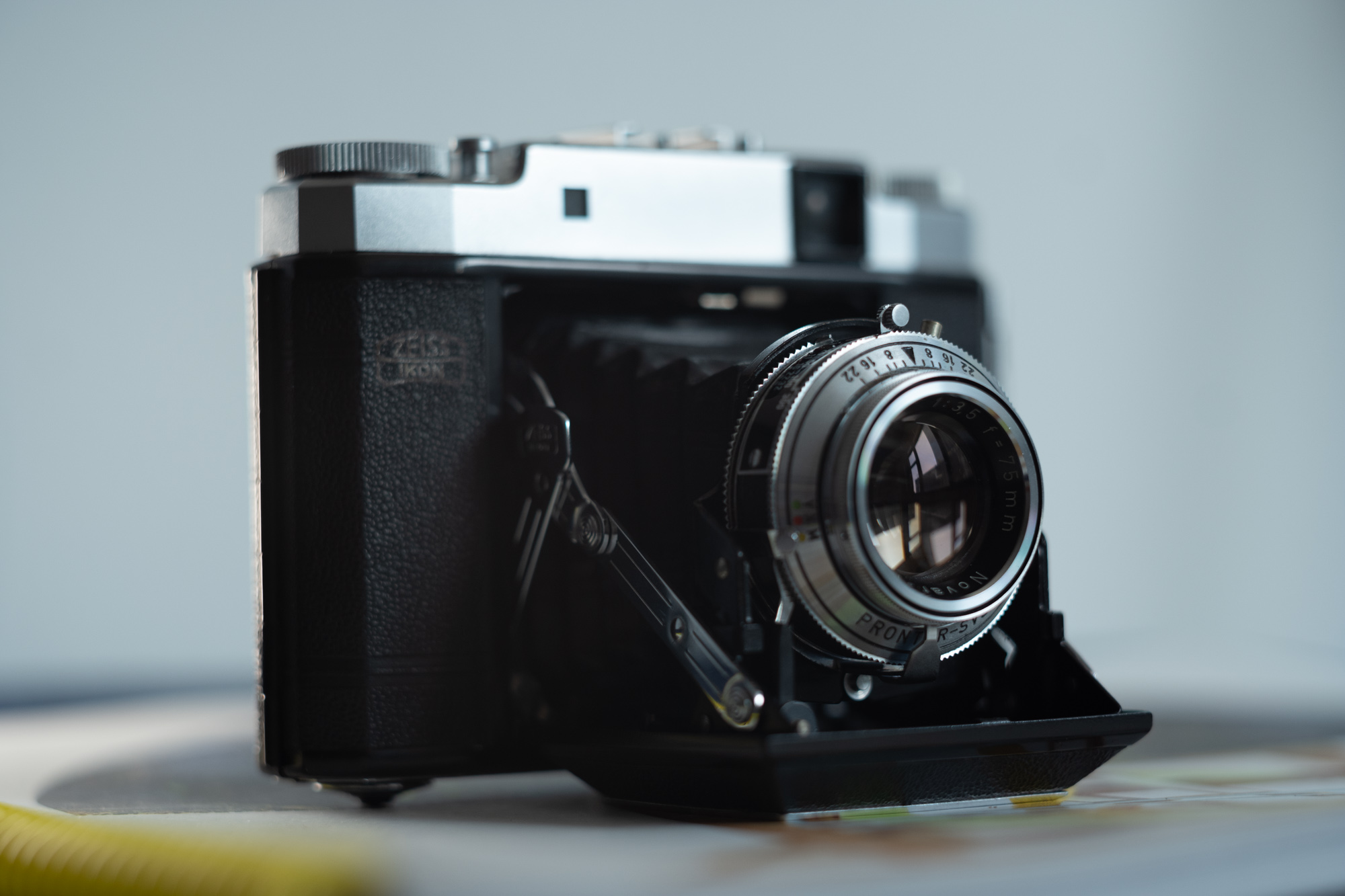 ↑Novar anastigmat镜头镀膜是偏金黄色的，和Tessar的蓝紫色不同