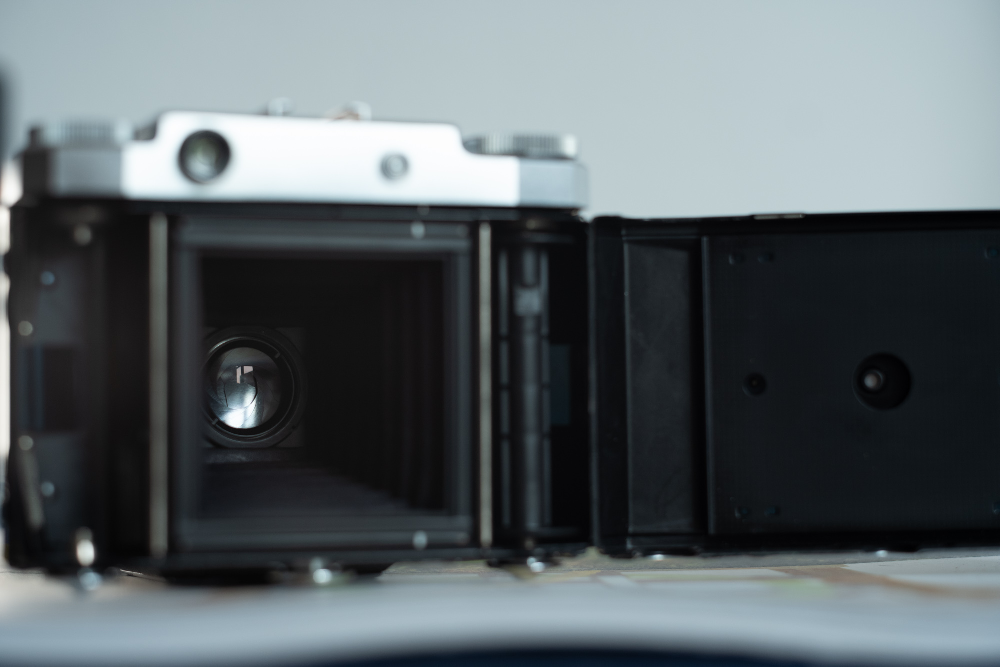 ↑打开后背，可以看到镜头后组，光圈叶片和镜间快门