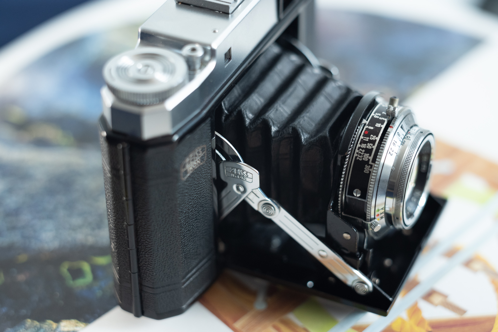 ↑即使过去了半个多世纪，金属架依然闪亮如新，皮腔也很新