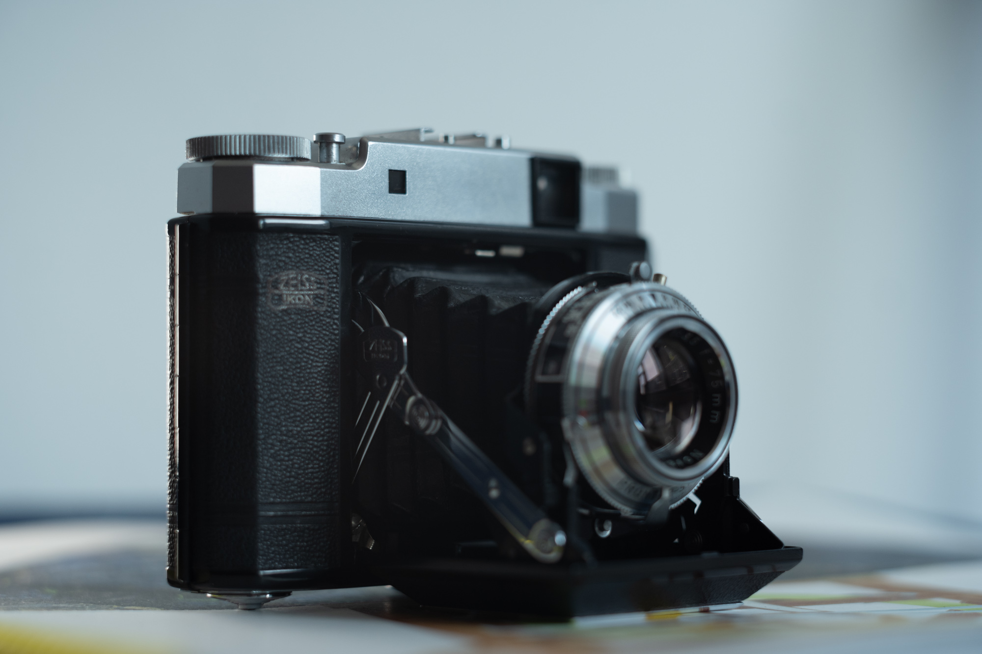 ↑这张可以更明显看到底部接触面：立起来时，舱门盖边缘一圈金属和机身底部左右两个凸起是平齐的