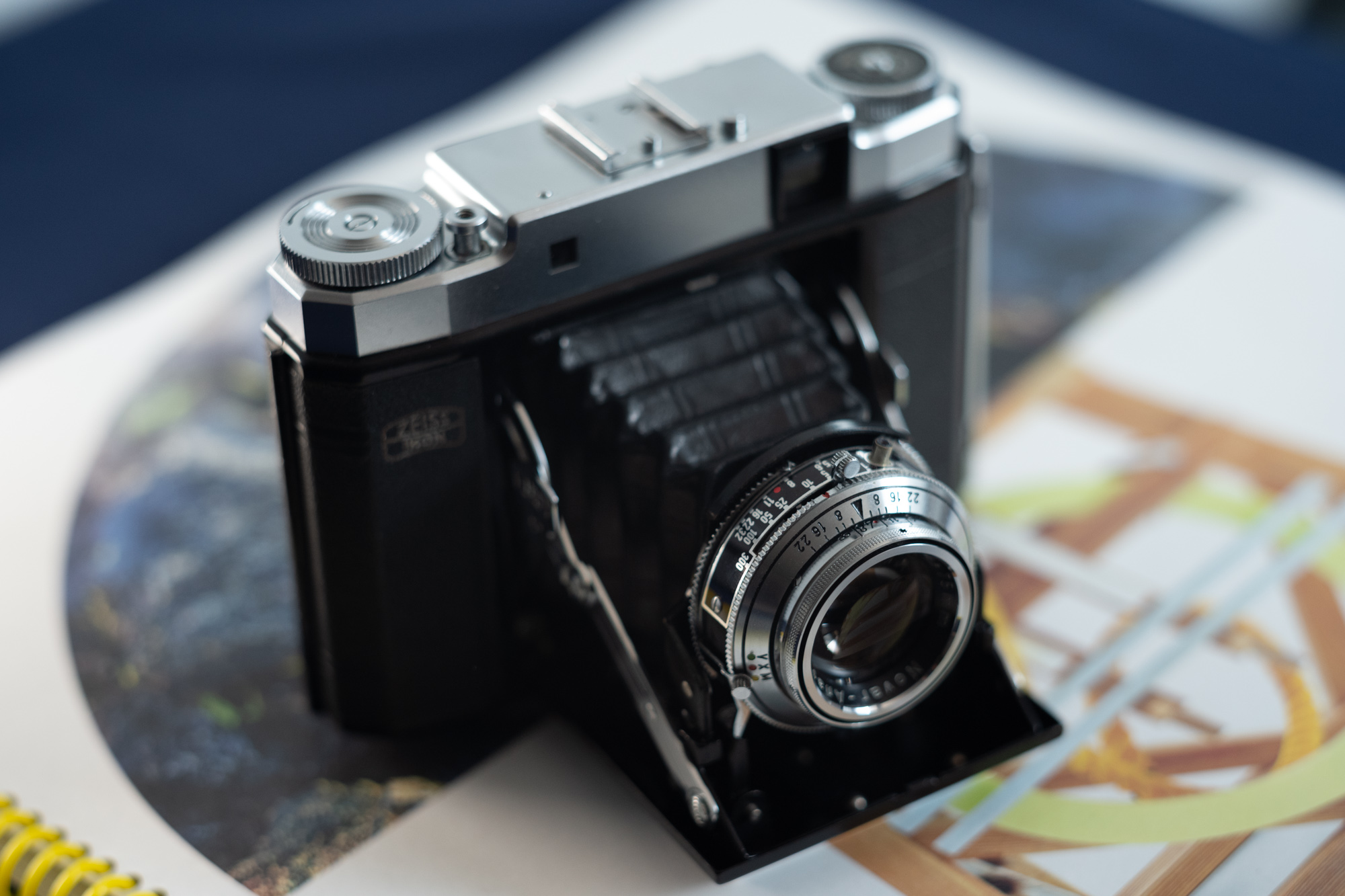 ↑可以看到最小光圈32，最高快门速度1/300。下面黄M红X是M/X型闪光灯同步的选择拨杆，绿V档是自拍计时器，我这台好像已经失效了