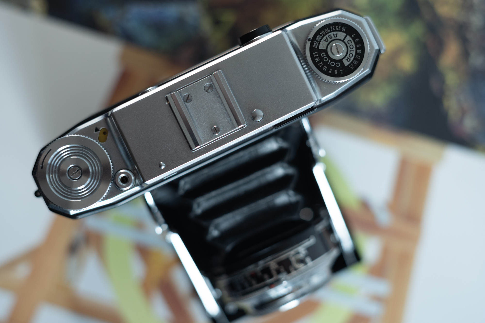 ↑顶部，从：过片旋钮，快门；中：冷靴，舱盖释放按钮；右：感光度提示盘（手动提起后可旋转设定，基本就是个摆设）