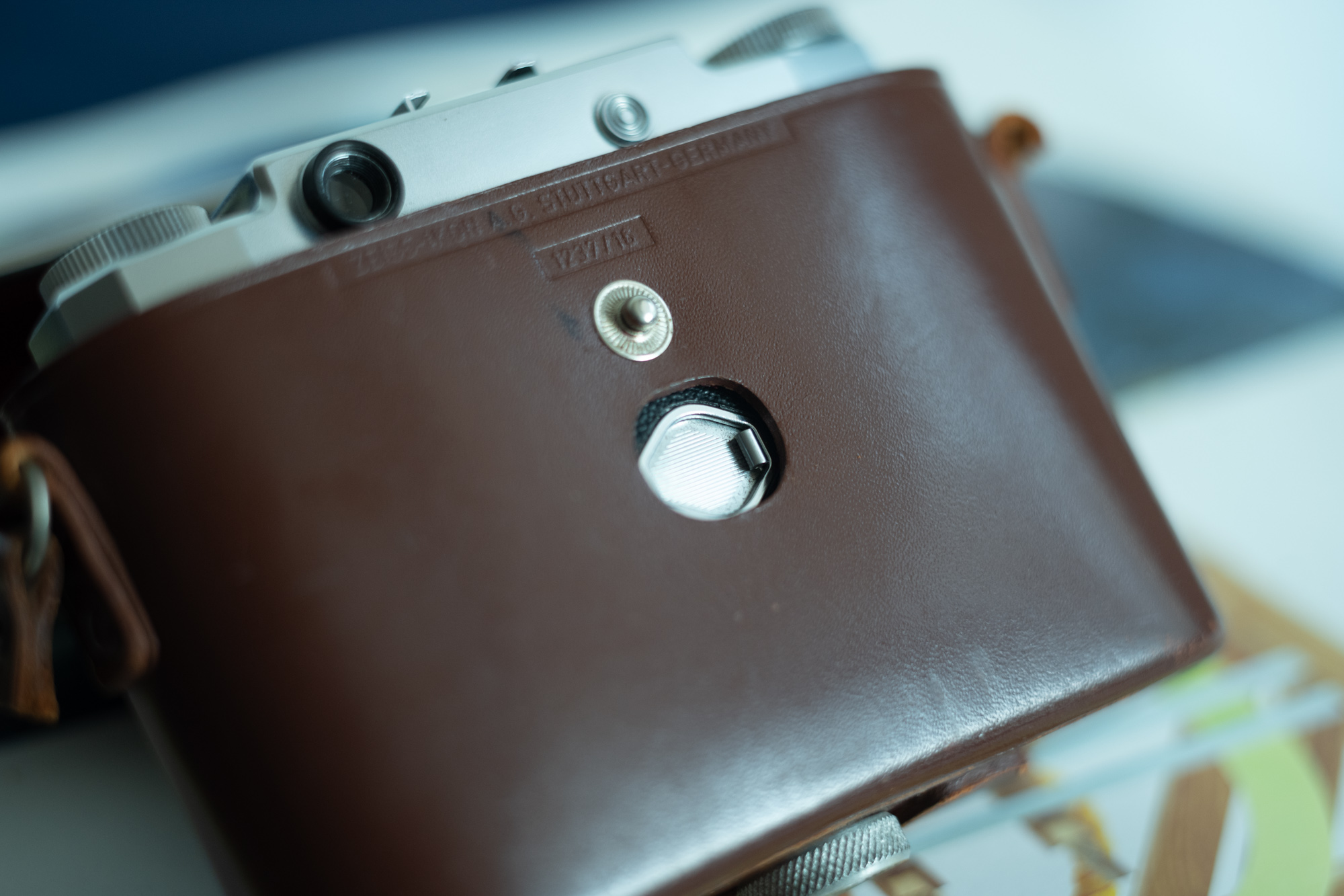 ↑背面打开,1237/16估计是皮套的型号，可以看到背部确定有没有上卷的小舱门