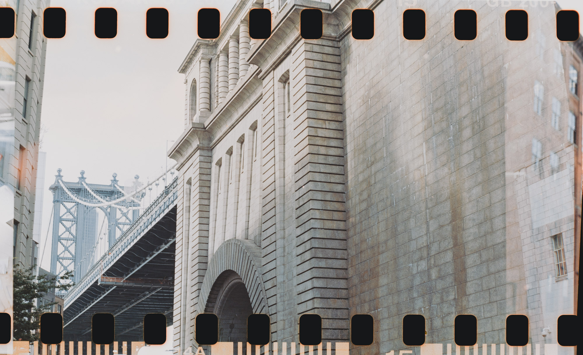 ↑彩负。颜色寡淡