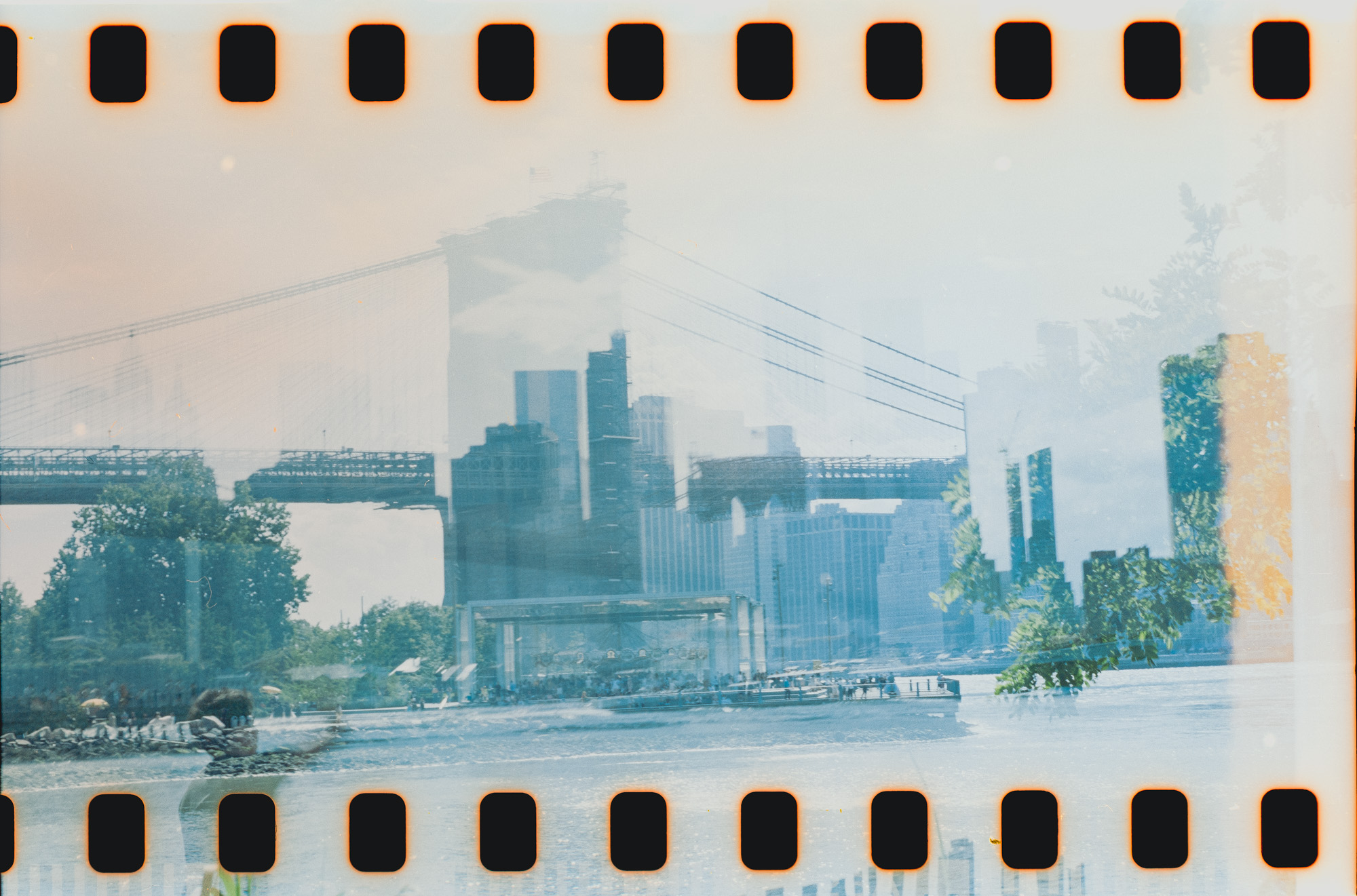 ↑彩负。拍摄135超过12张时机顶快门钮会被防重片机构锁定，需要通过直接拨动镜头上的连杆来启动快门曝光。由于操作较繁琐，很容易忘记过片，比如这张