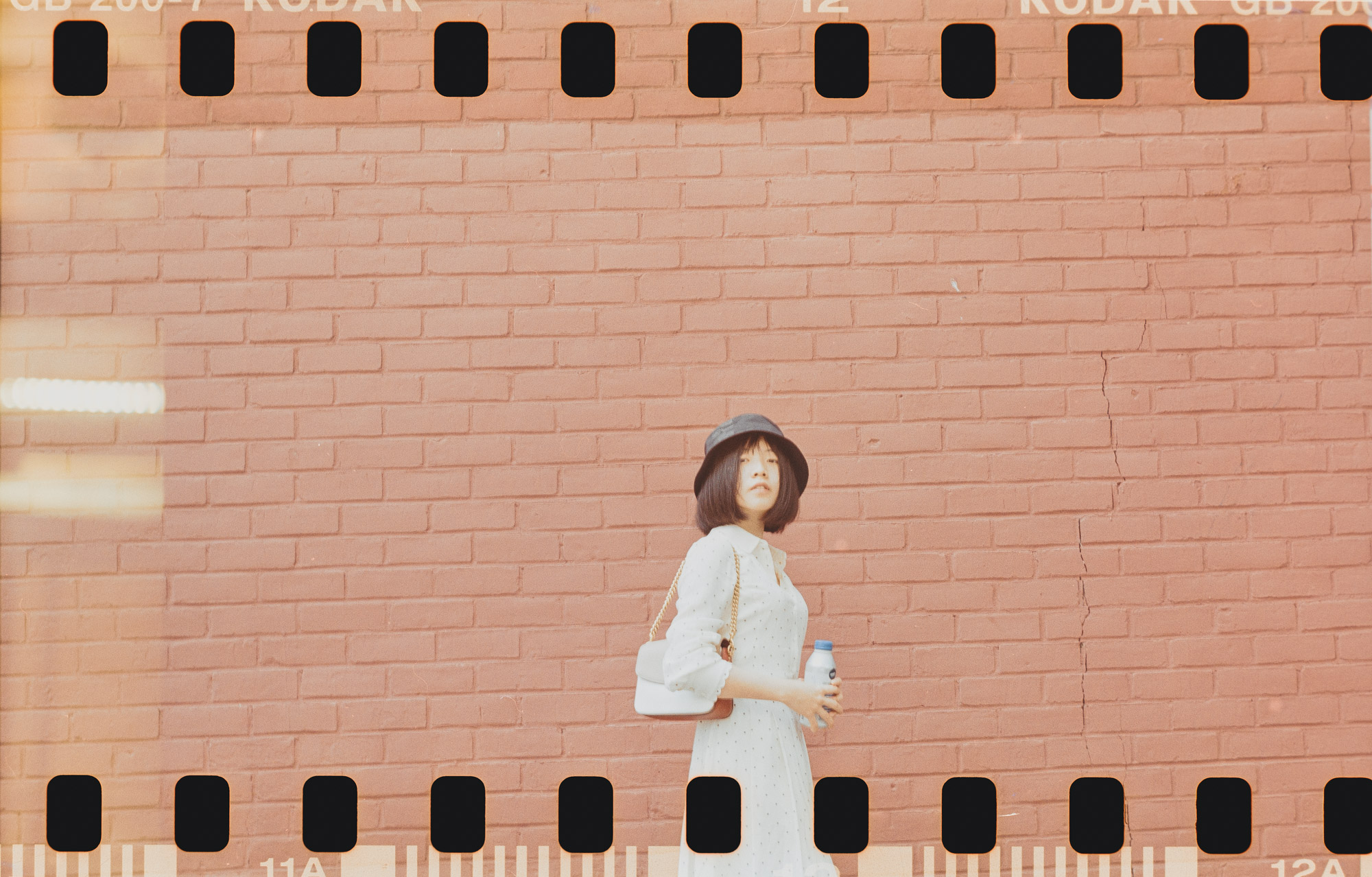 ↑彩负。这张左边叠片了：算是那个时候中画幅相机的通病了——由于过片旋钮是针对上世纪比较厚的老中画幅相纸设计的，用现代较薄的相纸时，会导致相邻帧距离不够，很容易叠片，需要用特殊技巧来增加过片长度