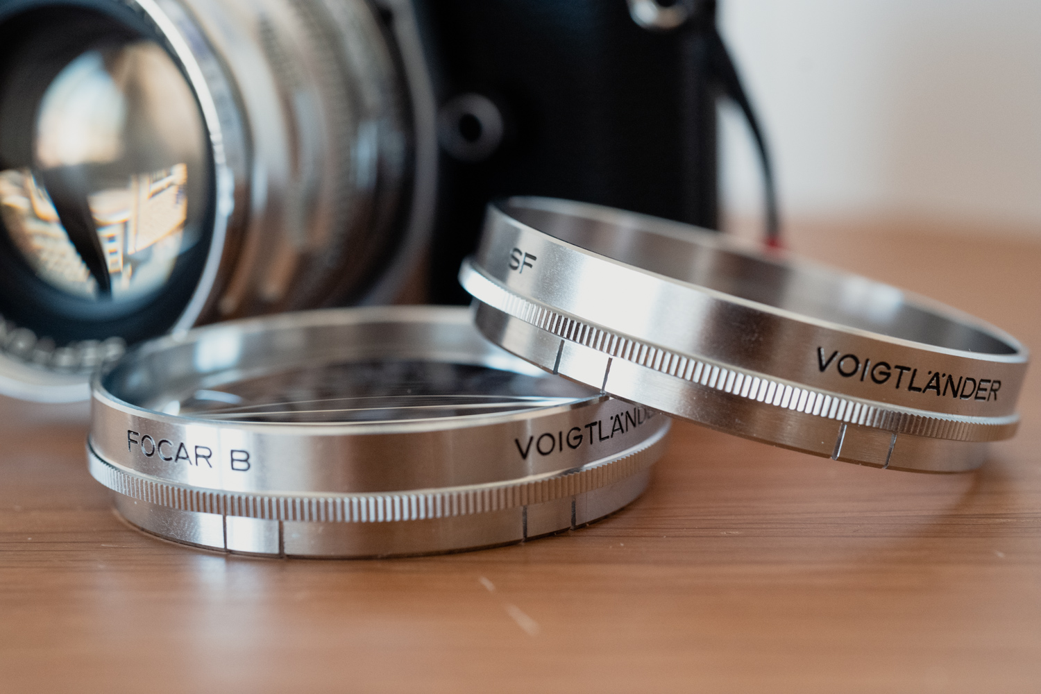 ↑没有螺纹，直接卡在镜头上