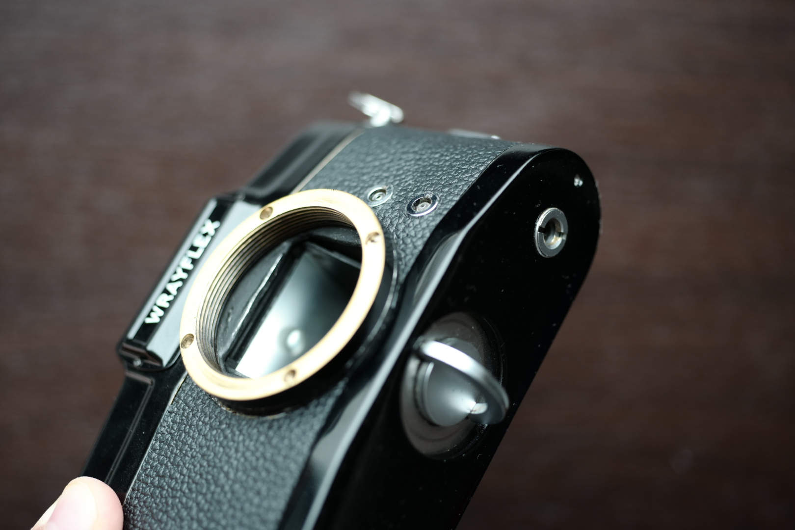 👆Wrayflex没有过片扳手，而是把过片旋钮放在了机底正中间，拧动起来手感很扎实，每次转动像打开徕卡M的底盖