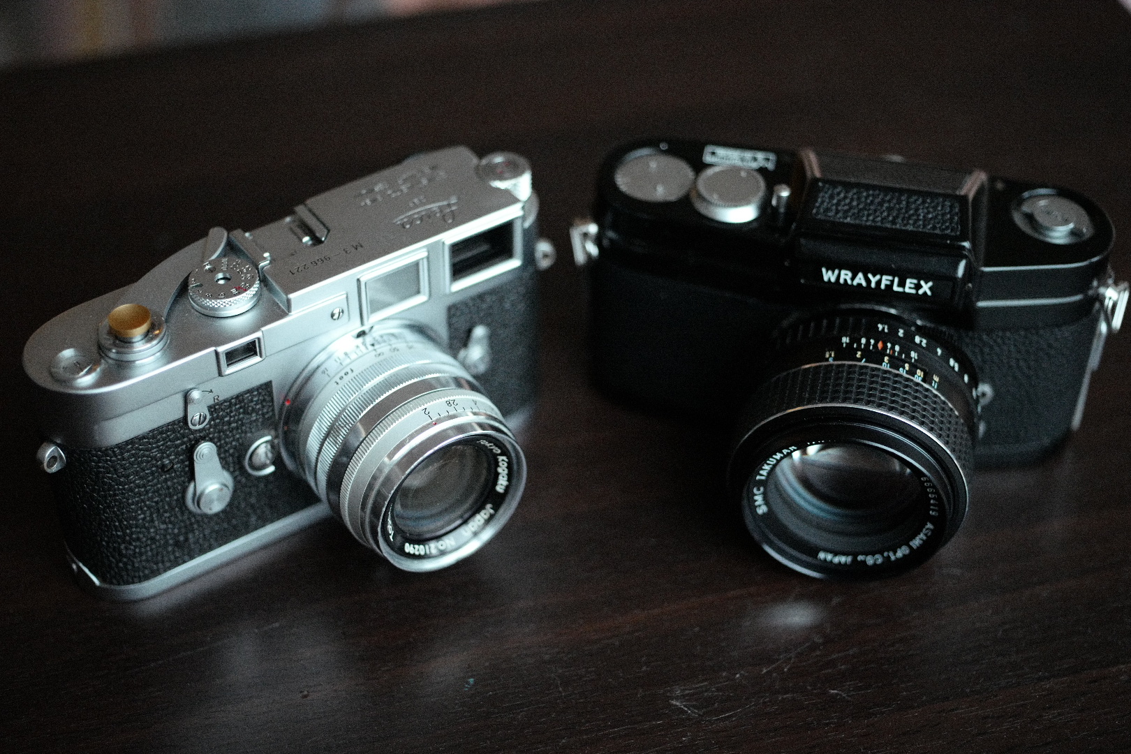 👆作为单反的Wrayflex真的很小巧，也就比徕卡M3高一点