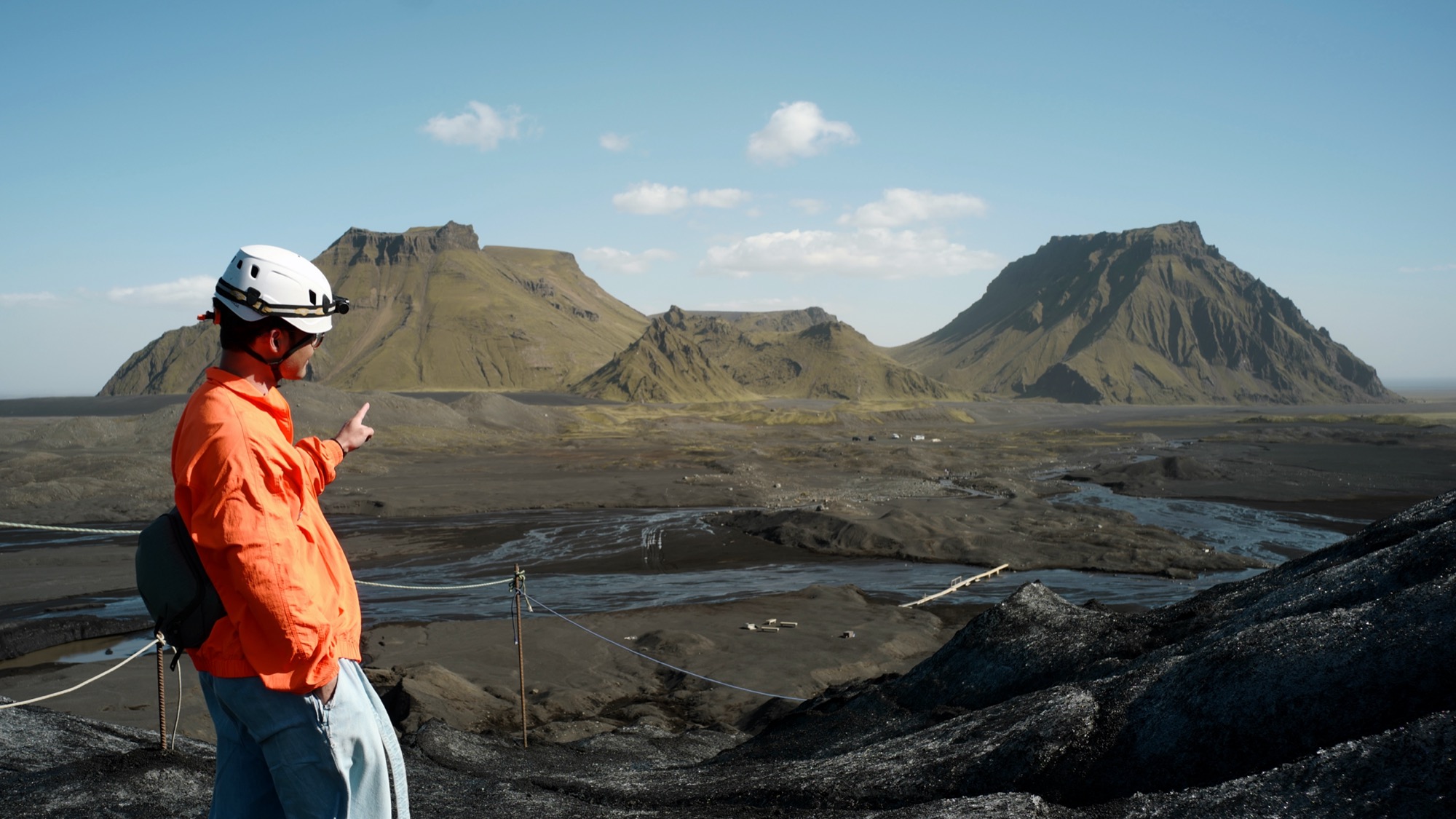 爬冰川需要在鞋外套上特殊钉钩