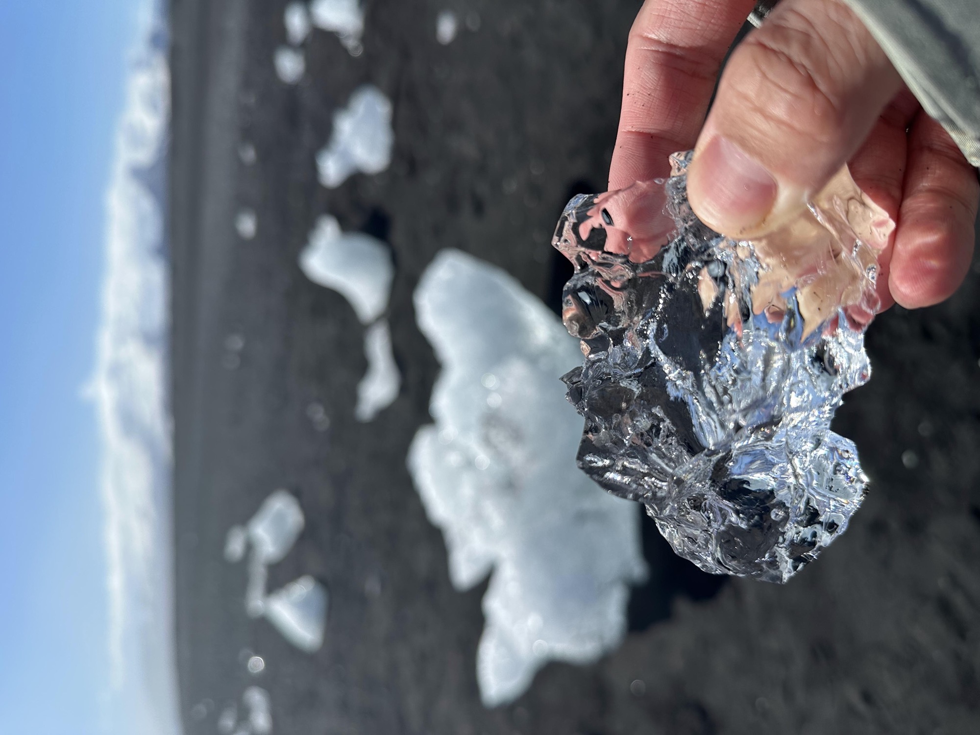 上百年前的冰剥落下来像水晶