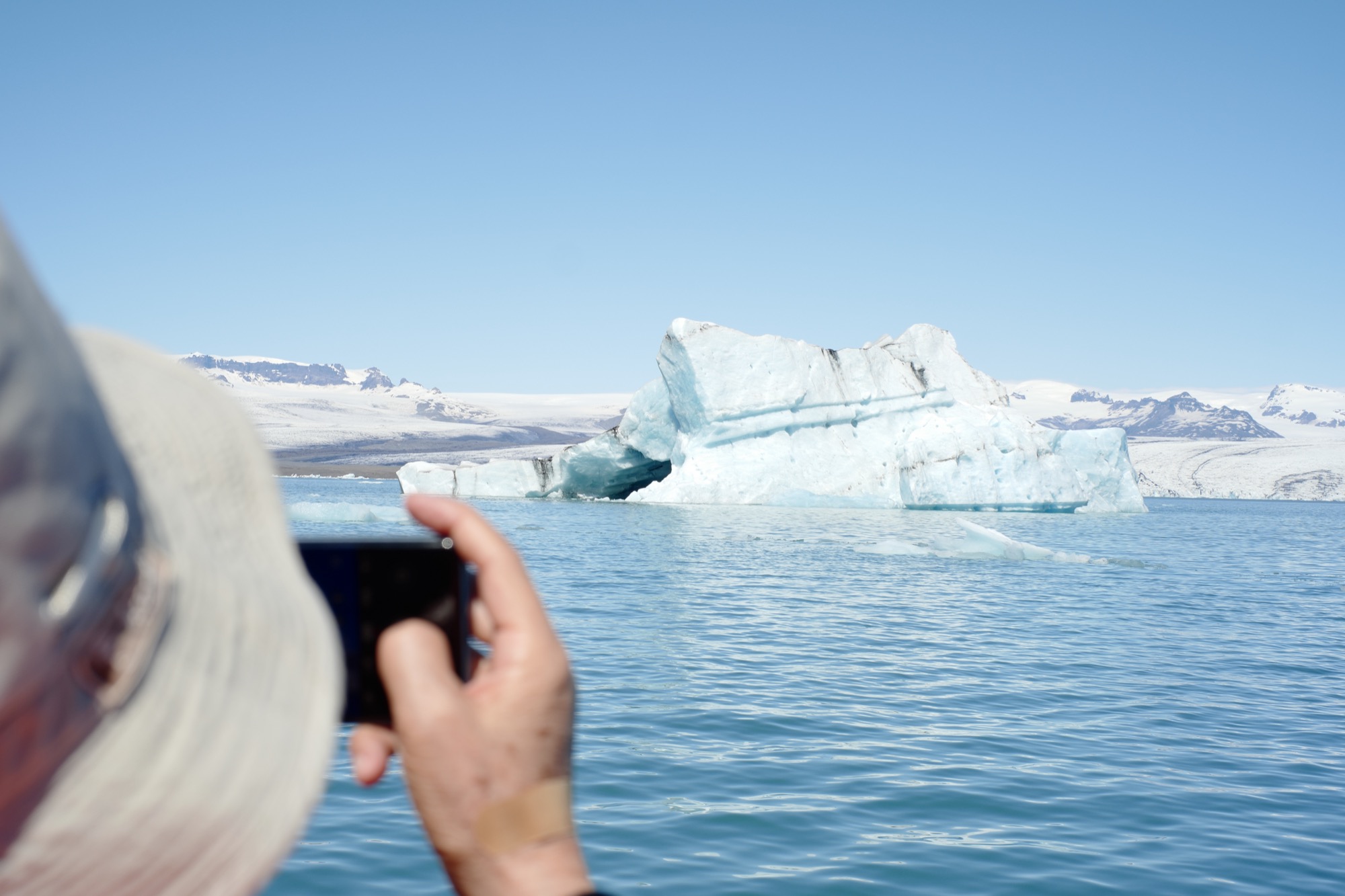 由于全球变暖，每年冰川都会后退上百米