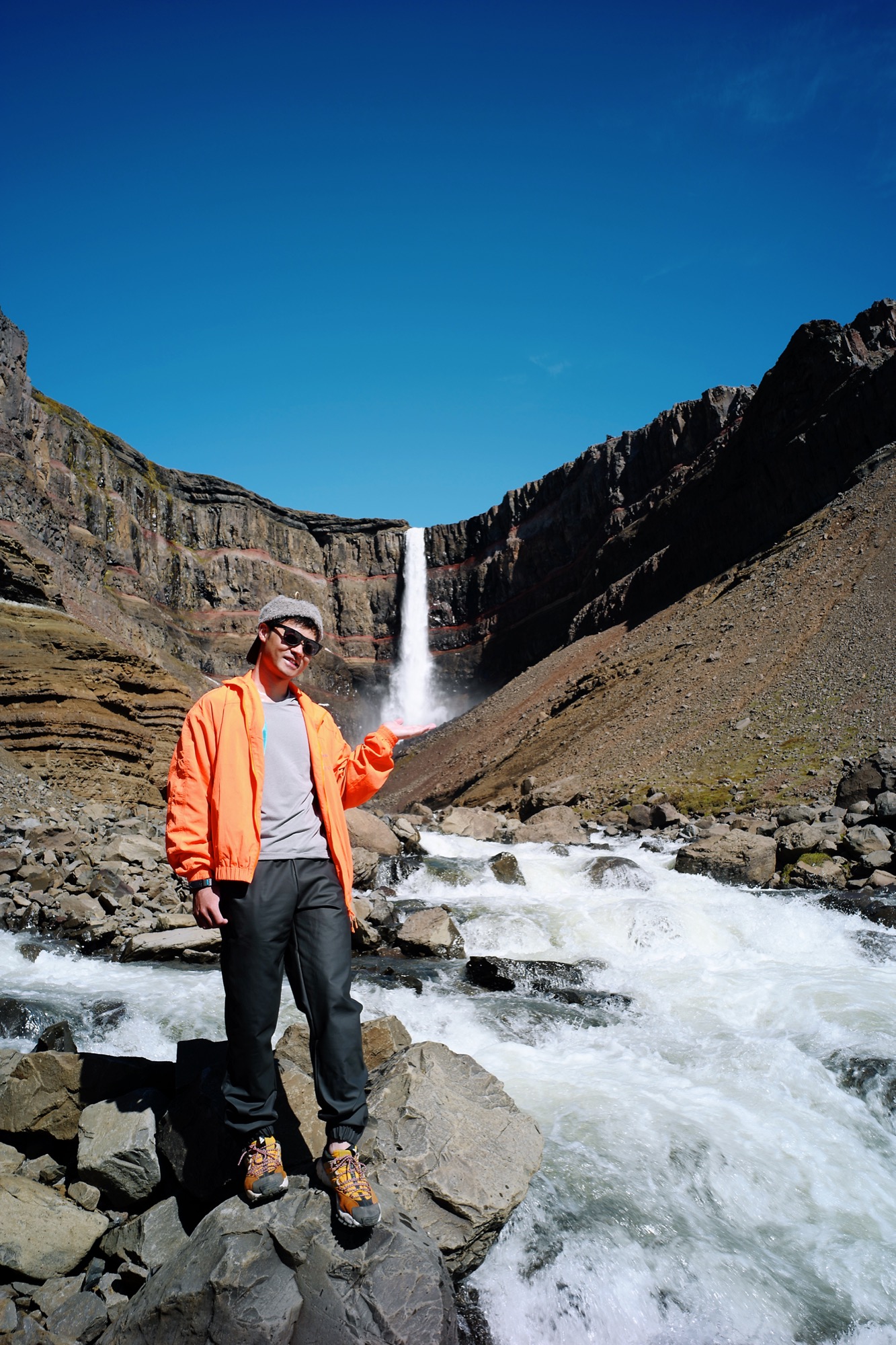 周围有红色岩层