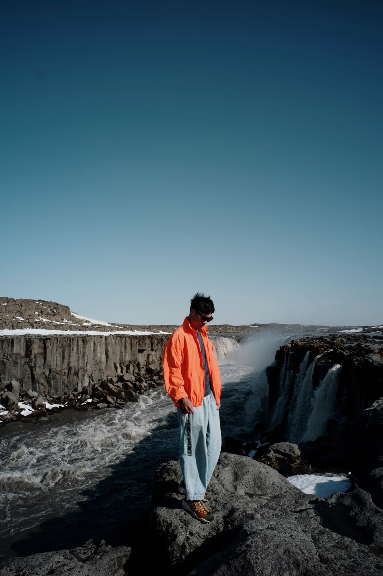 周围都是新下的雪