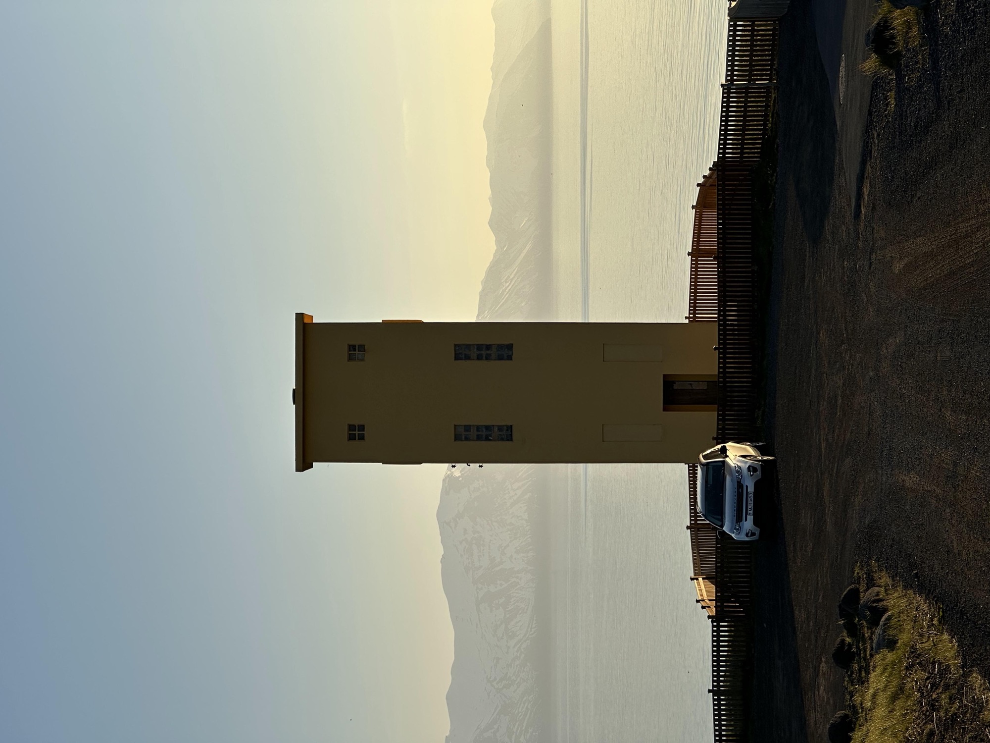 可惜去的时候被一辆违规停靠的车破坏了美感