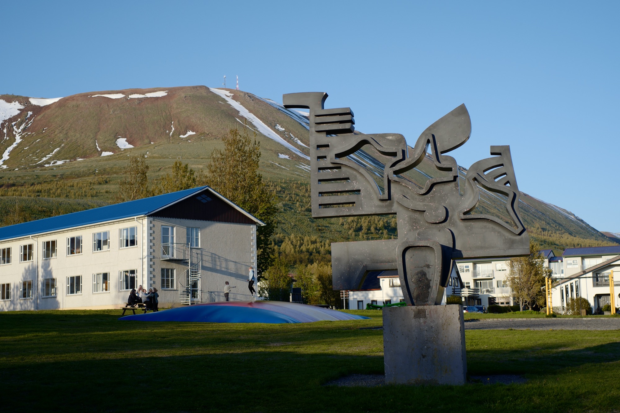 总有小朋友在上面跳