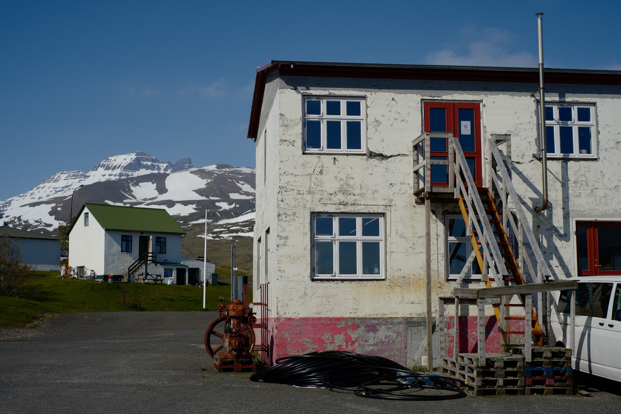 层次感很强，感觉居民会特意挑选隔壁没有的颜色来刷房顶