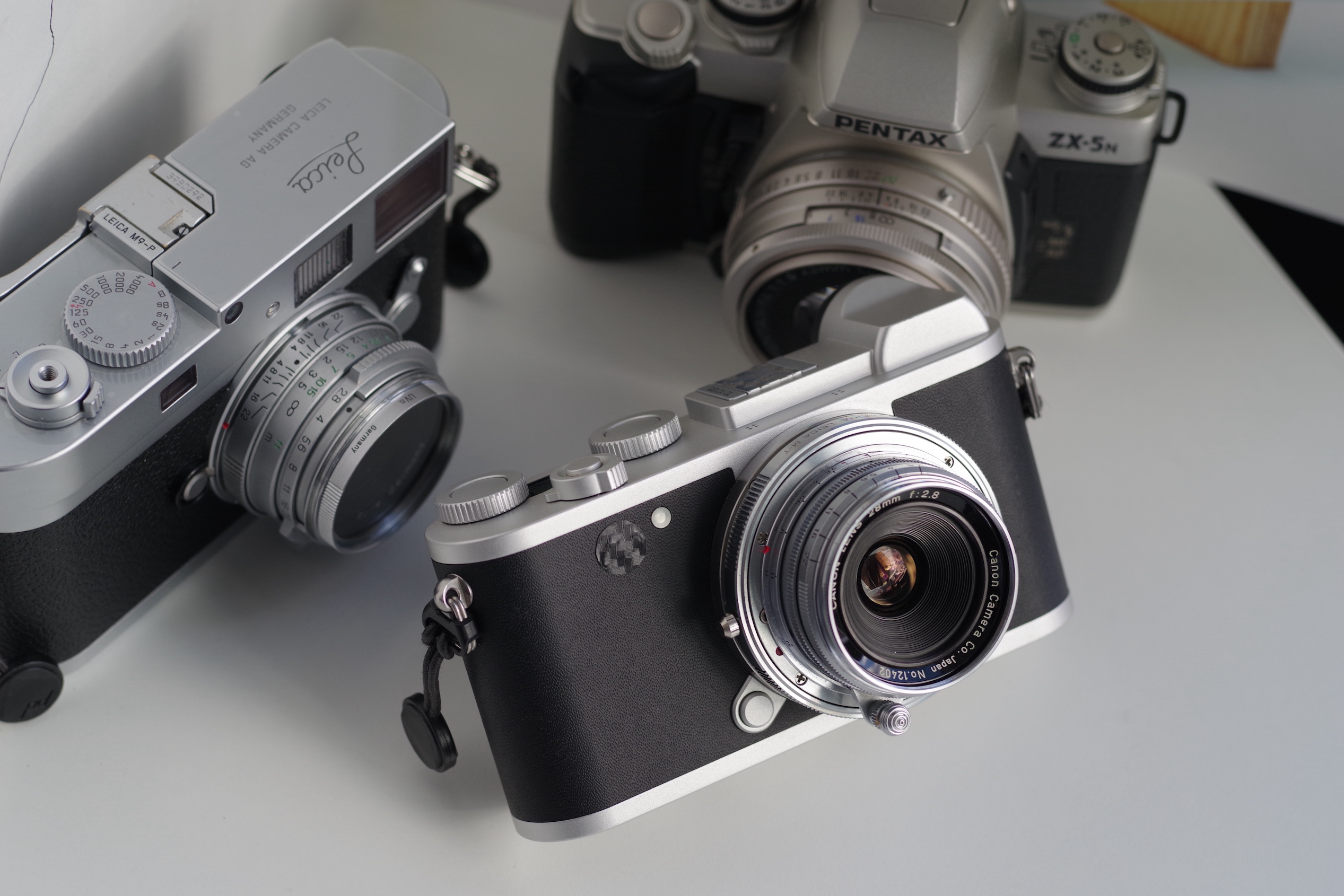 非常趁手的搭配，后面是类似焦段的禄来40 2.8 LTM和宾得大公主FA 43 1.9