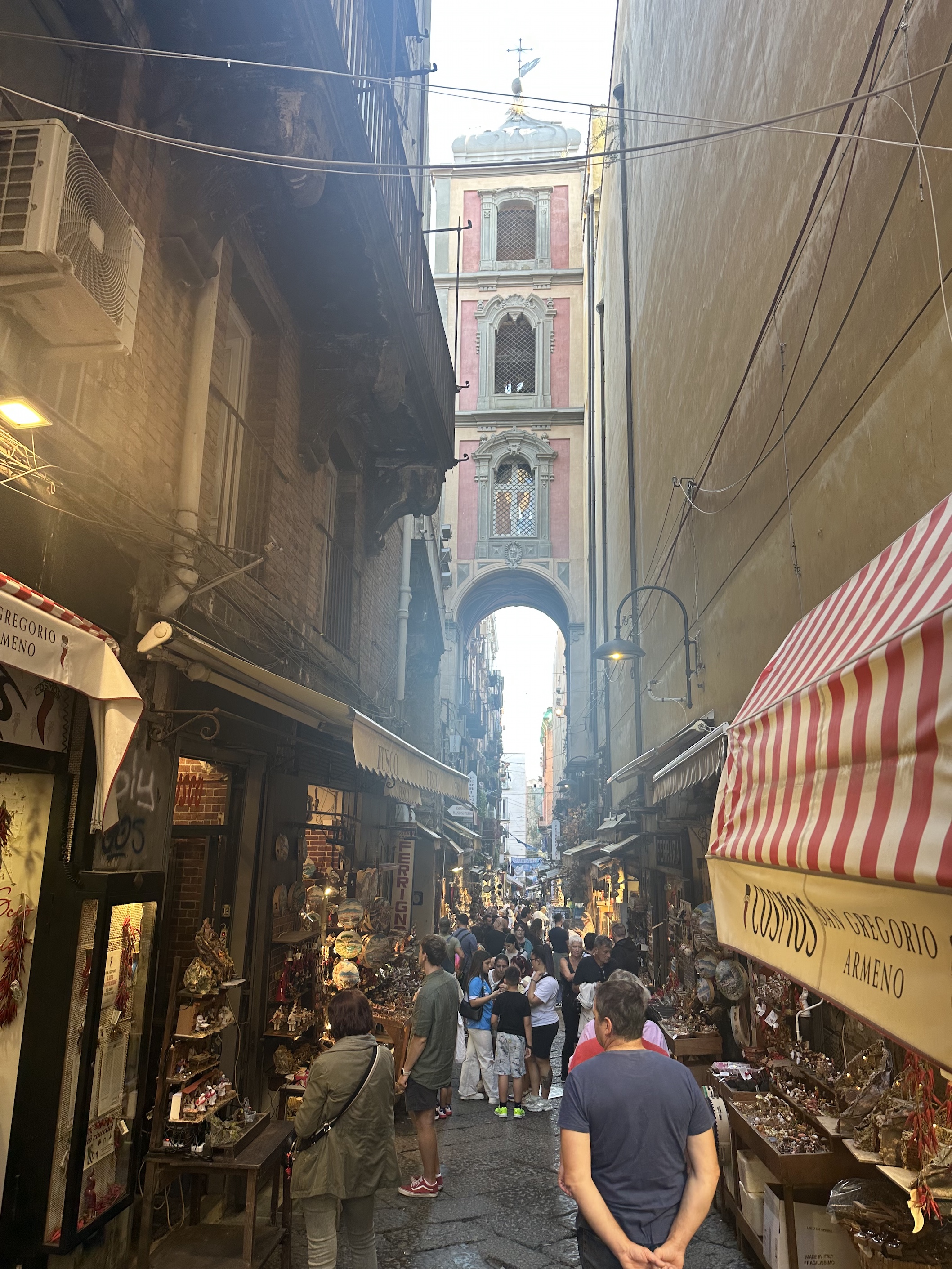 那不勒斯老城的手工艺品一条街Via San Gregorio Armeno
