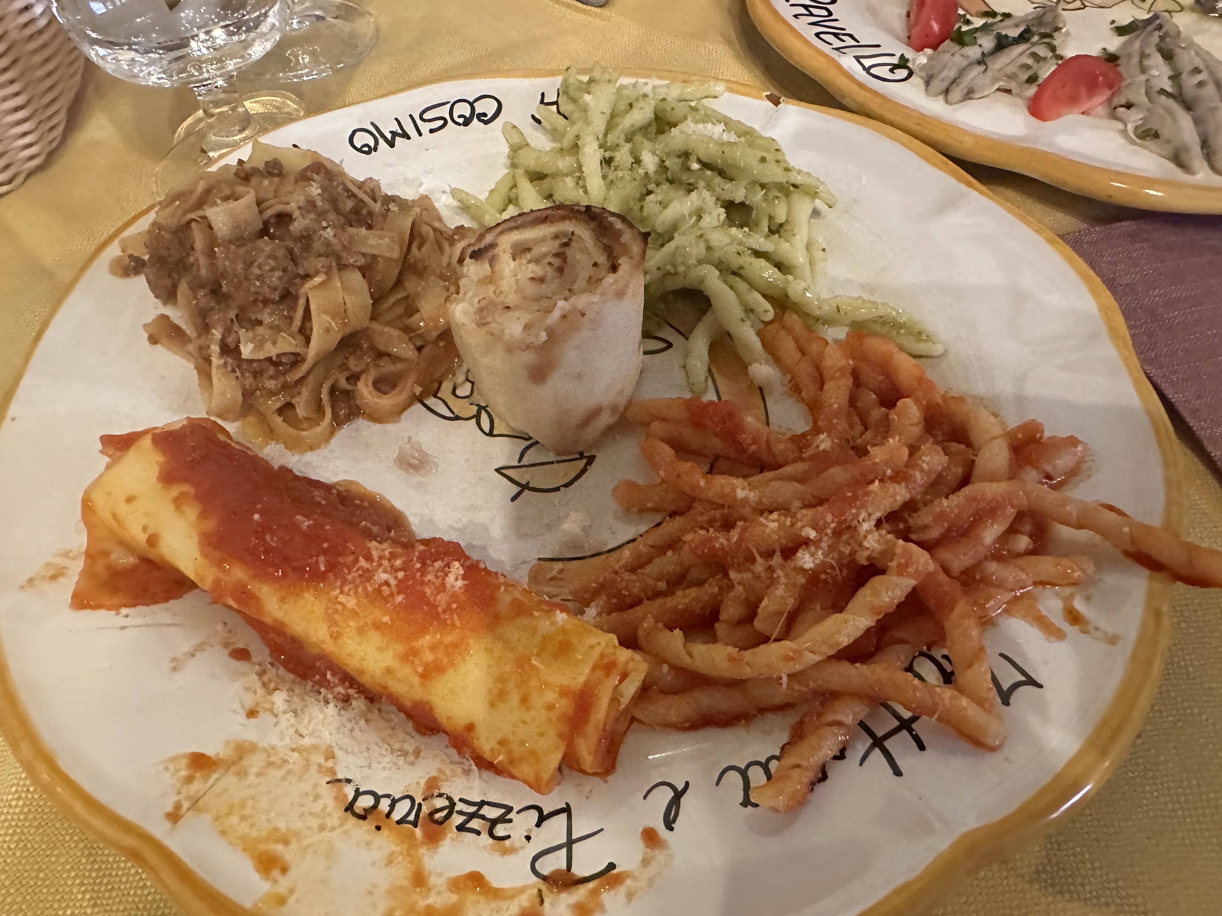 在Trattoria Pizzeria Cumpa' Cosimo吃了午饭，点了意面拼盘。这家感觉融合了一点法餐的元素，菜单里竟然有兔肉而且做的很不错。意大利面也不像在罗马吃到的传统意面那么重口（传统意面很香但是偏咸口）。另外，正宗的意面会控制火候，让面呈现“有点夹生”的硬硬口感，很有嚼劲，我还蛮喜欢的