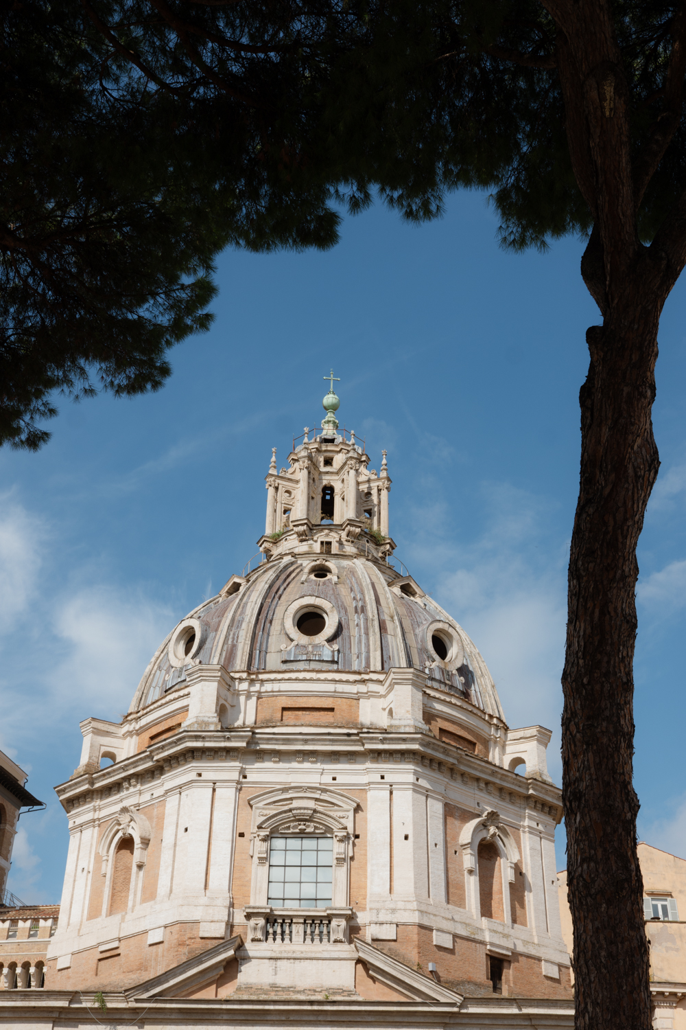 广场东北的圣雷多圣母堂（Chiesa di Santa Maria di Loreto）